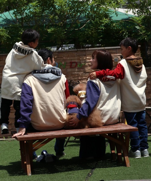 KRIFF MAYER Kid's Collection(クリフメイヤーキッズコレクション)の「サガラ刺繍裏起毛パーカー(フードロゴ)(スウェット・キッズ・チャコール/ベージュ/パープル/ブラウン/レッド/グリーン/カラフル/ナチュラル・120/130/140/150/160/170)」の12枚目の写真