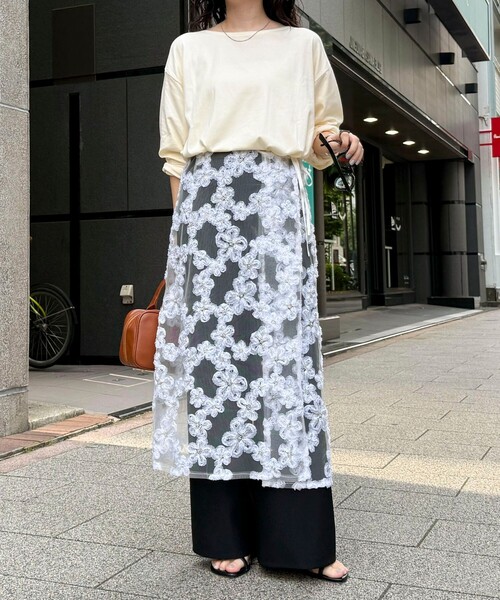 fredy emue（フレディエミュ）の「フラワーモチーフレイヤードスカート（スカート・レディース・オフホワイト/ブラック・38）」の3枚目の写真