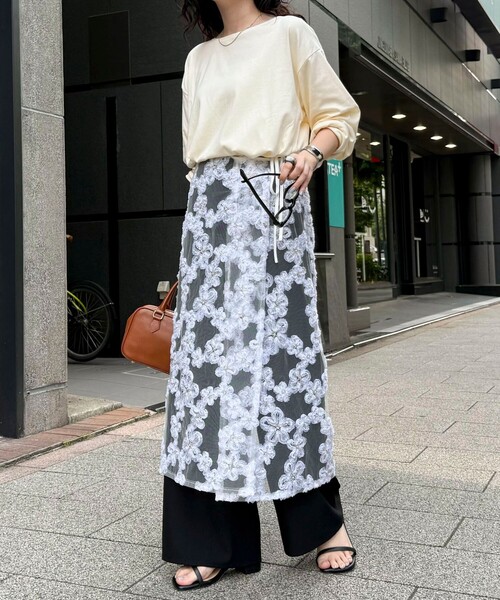 fredy emue（フレディエミュ）の「フラワーモチーフレイヤードスカート（スカート・レディース・オフホワイト/ブラック・38）」の4枚目の写真