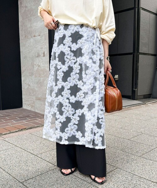 fredy emue（フレディエミュ）の「フラワーモチーフレイヤードスカート（スカート・レディース・オフホワイト/ブラック・38）」の8枚目の写真