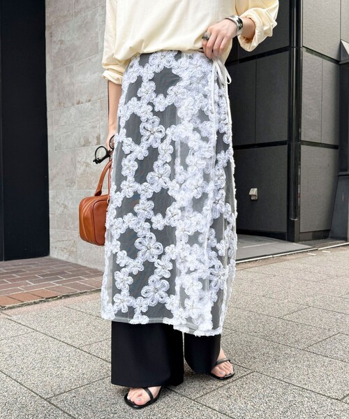 fredy emue（フレディエミュ）の「フラワーモチーフレイヤードスカート（スカート・レディース・オフホワイト/ブラック・38）」の9枚目の写真