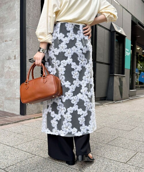 fredy emue（フレディエミュ）の「フラワーモチーフレイヤードスカート（スカート・レディース・オフホワイト/ブラック・38）」の11枚目の写真