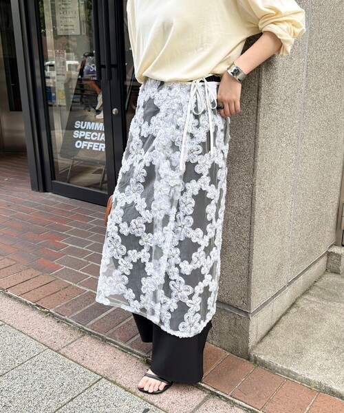 fredy emue（フレディエミュ）の「フラワーモチーフレイヤードスカート（スカート・レディース・オフホワイト/ブラック・38）」の15枚目の写真