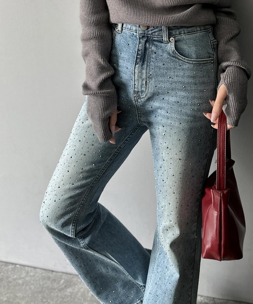 mily bilet(ミウィビレット)の「【mily bilet】動くたび、キラキラ輝くオーロラストーンが主役。ヴィンテージライクフレアデニムパンツ(デニムパンツ・レディース・その他1/ブルー/ブラック・LARGE/MEDIUM/SMALL/X-LARGE)」の5枚目の写真