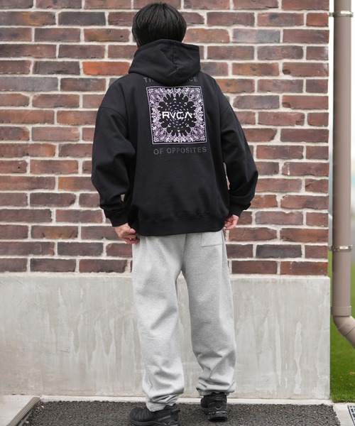 RVCA(ルーカ)の「RVCA/ルーカ プルオーバー/パーカー バックプリント バンダナ柄 BF042-P01(パーカー・メンズ・ブラック×グレー/カーキブラウン/ホワイト×ブラック・M/L/S)」の14枚目の写真