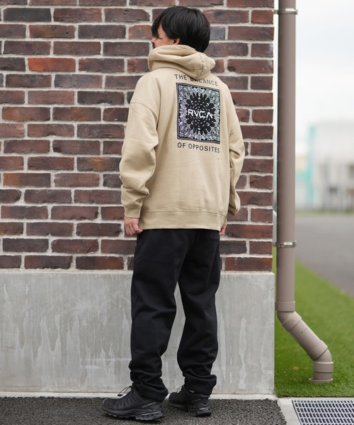 RVCA(ルーカ)の「RVCA/ルーカ プルオーバー/パーカー バックプリント バンダナ柄 BF042-P01(パーカー・メンズ・ブラック×グレー/カーキブラウン/ホワイト×ブラック・M/L/S)」の21枚目の写真