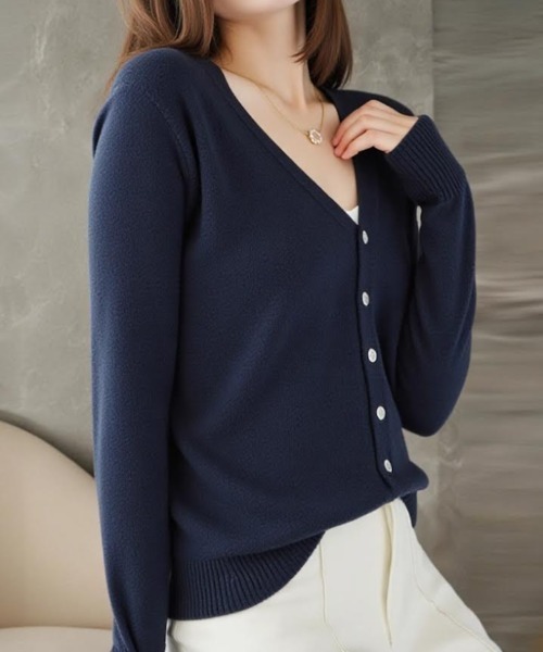cammie(キャミー)の「Vネックボタンカーディガン(カーディガン/ボレロ・レディース・ネイビー/ブラック/ライトブルー/ブラウン・L/M)」の16枚目の写真