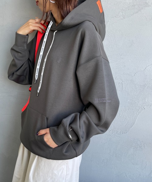UNIVERSAL OVERALL（ユニバーサルオーバーオール）の「[UNIVERSAL OVERALL/ユニバーサルオーバーオール] 別注 ワンポイントロゴ刺繍 ポンチ スウェットパーカー（パーカー・レディース・オレンジ/チャコールグレー/ブラック・S/M/L）」の2枚目の写真