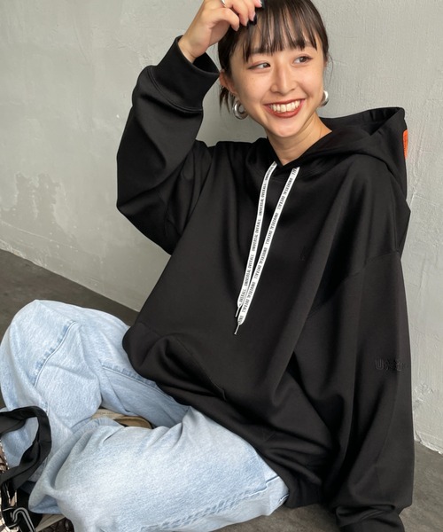 UNIVERSAL OVERALL（ユニバーサルオーバーオール）の「[UNIVERSAL OVERALL/ユニバーサルオーバーオール] 別注 ワンポイントロゴ刺繍 ポンチ スウェットパーカー（パーカー・レディース・オレンジ/チャコールグレー/ブラック・S/M/L）」の7枚目の写真