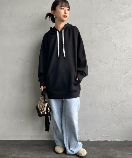 UNIVERSAL OVERALL（ユニバーサルオーバーオール）の「[UNIVERSAL OVERALL/ユニバーサルオーバーオール] 別注 ワンポイントロゴ刺繍 ポンチ スウェットパーカー（パーカー・レディース・オレンジ/チャコールグレー/ブラック・S/M/L）」の17枚目の写真