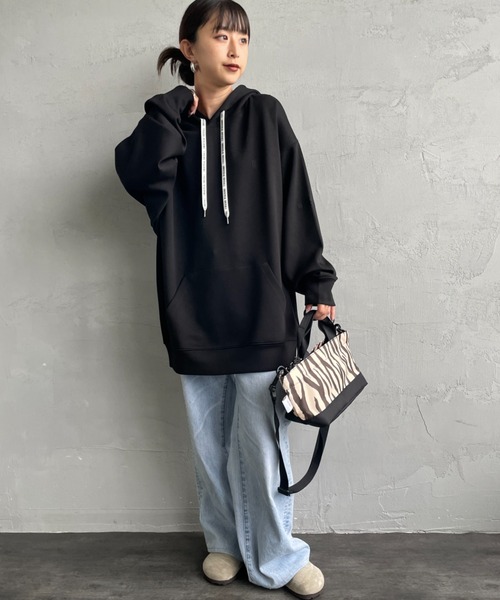 UNIVERSAL OVERALL（ユニバーサルオーバーオール）の「[UNIVERSAL OVERALL/ユニバーサルオーバーオール] 別注 ワンポイントロゴ刺繍 ポンチ スウェットパーカー（パーカー・レディース・オレンジ/チャコールグレー/ブラック・S/M/L）」の4枚目の写真