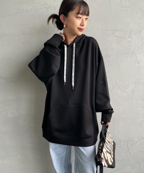 UNIVERSAL OVERALL（ユニバーサルオーバーオール）の「[UNIVERSAL OVERALL/ユニバーサルオーバーオール] 別注 ワンポイントロゴ刺繍 ポンチ スウェットパーカー（パーカー・レディース・オレンジ/チャコールグレー/ブラック・S/M/L）」の14枚目の写真