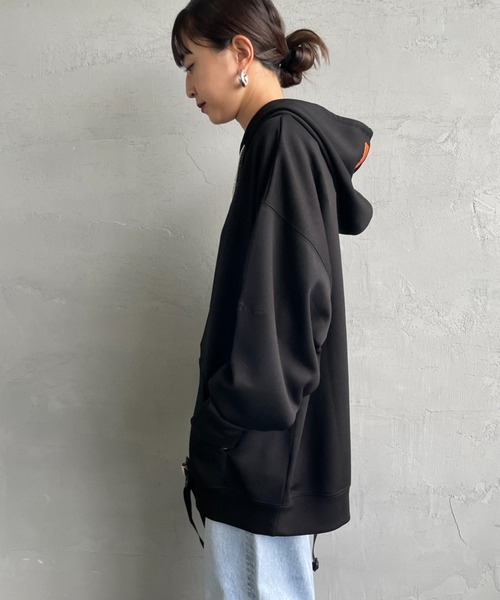 UNIVERSAL OVERALL（ユニバーサルオーバーオール）の「[UNIVERSAL OVERALL/ユニバーサルオーバーオール] 別注 ワンポイントロゴ刺繍 ポンチ スウェットパーカー（パーカー・レディース・オレンジ/チャコールグレー/ブラック・S/M/L）」の15枚目の写真