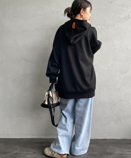 UNIVERSAL OVERALL（ユニバーサルオーバーオール）の「[UNIVERSAL OVERALL/ユニバーサルオーバーオール] 別注 ワンポイントロゴ刺繍 ポンチ スウェットパーカー（パーカー・レディース・オレンジ/チャコールグレー/ブラック・S/M/L）」の19枚目の写真