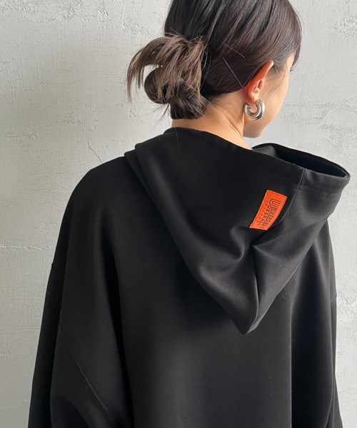 UNIVERSAL OVERALL（ユニバーサルオーバーオール）の「[UNIVERSAL OVERALL/ユニバーサルオーバーオール] 別注 ワンポイントロゴ刺繍 ポンチ スウェットパーカー（パーカー・レディース・オレンジ/チャコールグレー/ブラック・S/M/L）」の21枚目の写真