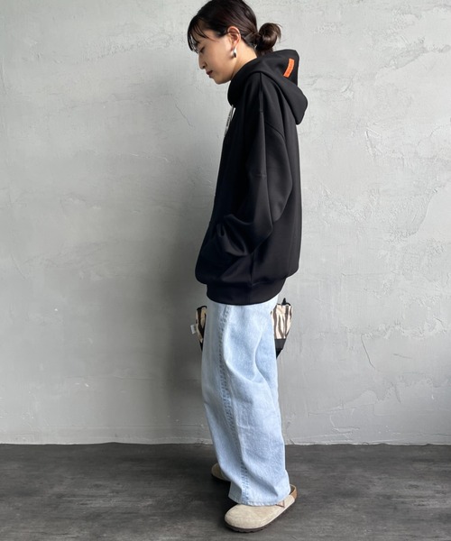 UNIVERSAL OVERALL（ユニバーサルオーバーオール）の「[UNIVERSAL OVERALL/ユニバーサルオーバーオール] 別注 ワンポイントロゴ刺繍 ポンチ スウェットパーカー（パーカー・レディース・オレンジ/チャコールグレー/ブラック・S/M/L）」の12枚目の写真