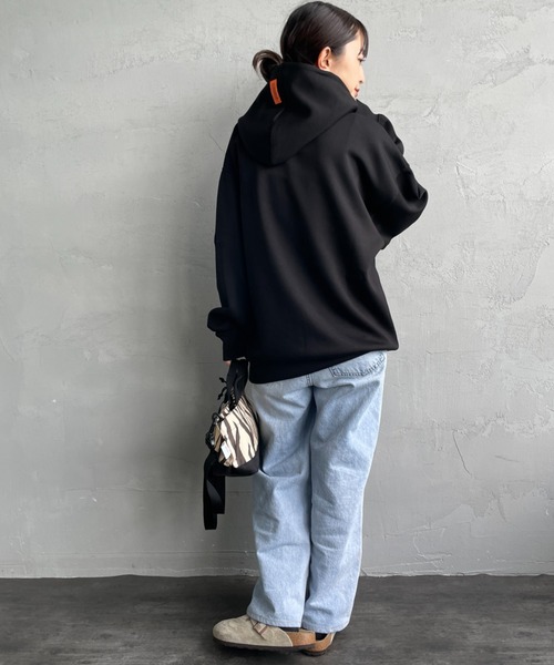 UNIVERSAL OVERALL（ユニバーサルオーバーオール）の「[UNIVERSAL OVERALL/ユニバーサルオーバーオール] 別注 ワンポイントロゴ刺繍 ポンチ スウェットパーカー（パーカー・レディース・オレンジ/チャコールグレー/ブラック・S/M/L）」の13枚目の写真