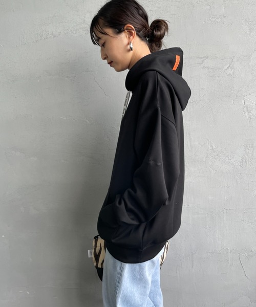 UNIVERSAL OVERALL（ユニバーサルオーバーオール）の「[UNIVERSAL OVERALL/ユニバーサルオーバーオール] 別注 ワンポイントロゴ刺繍 ポンチ スウェットパーカー（パーカー・レディース・オレンジ/チャコールグレー/ブラック・S/M/L）」の9枚目の写真