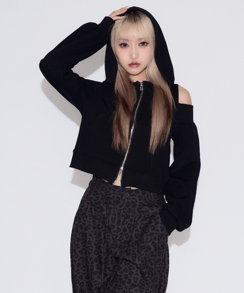 tinkerend(ティンカーエンド)の「Off-the-shoulder Layered Hoodie / オフショルダーレイヤードパーカー(パーカー・レディース・グレー/ブラック・FREE)」の2枚目の写真