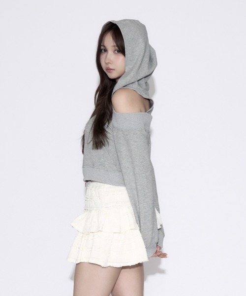 tinkerend(ティンカーエンド)の「Off-the-shoulder Layered Hoodie / オフショルダーレイヤードパーカー(パーカー・レディース・グレー/ブラック・FREE)」の3枚目の写真