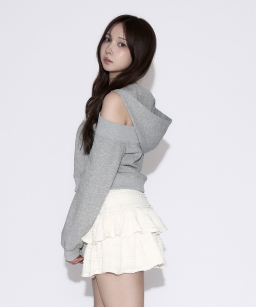tinkerend(ティンカーエンド)の「Off-the-shoulder Layered Hoodie / オフショルダーレイヤードパーカー(パーカー・レディース・グレー/ブラック・FREE)」の7枚目の写真