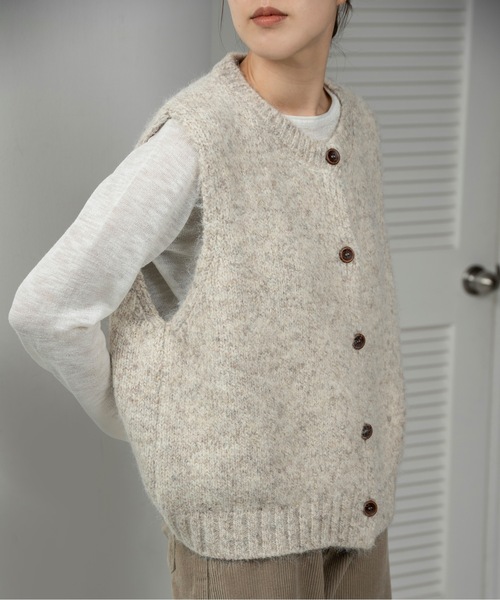 lawgy（ラウジー）の「fluffy mix wood like button knit vest / フラッフィーミックスウッドライクボタンニットベスト（ベスト・レディース・ブラック/グレー/ブラウン/ベージュ・FREE）」の4枚目の写真