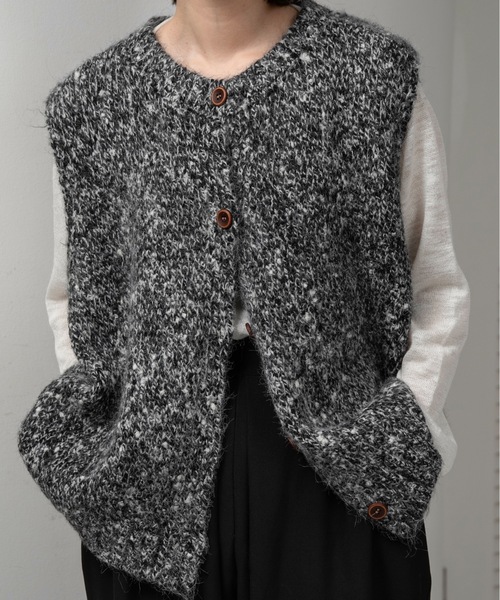 lawgy（ラウジー）の「fluffy mix wood like button knit vest / フラッフィーミックスウッドライクボタンニットベスト（ベスト・レディース・ブラック/グレー/ブラウン/ベージュ・FREE）」の2枚目の写真