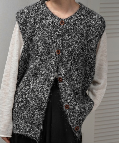 lawgy（ラウジー）の「fluffy mix wood like button knit vest / フラッフィーミックスウッドライクボタンニットベスト（ベスト・レディース・ブラック/グレー/ブラウン/ベージュ・FREE）」の13枚目の写真
