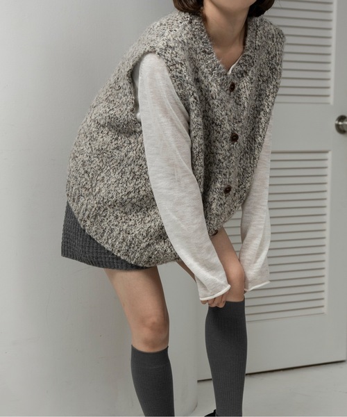 lawgy（ラウジー）の「fluffy mix wood like button knit vest / フラッフィーミックスウッドライクボタンニットベスト（ベスト・レディース・ブラック/グレー/ブラウン/ベージュ・FREE）」の10枚目の写真