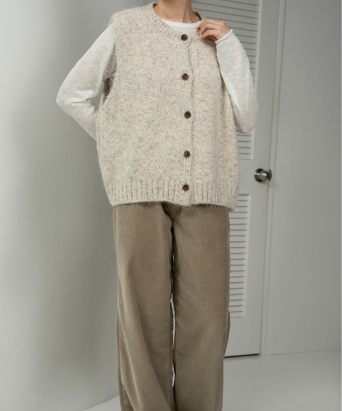 lawgy（ラウジー）の「fluffy mix wood like button knit vest / フラッフィーミックスウッドライクボタンニットベスト（ベスト・レディース・ブラック/グレー/ブラウン/ベージュ・FREE）」の7枚目の写真