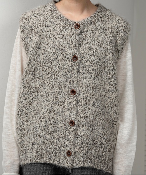 lawgy（ラウジー）の「fluffy mix wood like button knit vest / フラッフィーミックスウッドライクボタンニットベスト（ベスト・レディース・ブラック/グレー/ブラウン/ベージュ・FREE）」の9枚目の写真