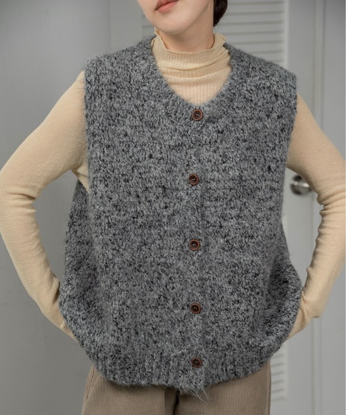 lawgy（ラウジー）の「fluffy mix wood like button knit vest / フラッフィーミックスウッドライクボタンニットベスト（ベスト・レディース・ブラック/グレー/ブラウン/ベージュ・FREE）」の11枚目の写真