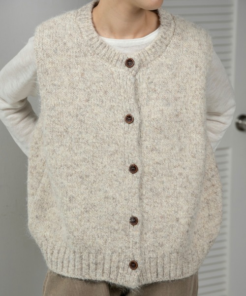 lawgy（ラウジー）の「fluffy mix wood like button knit vest / フラッフィーミックスウッドライクボタンニットベスト（ベスト・レディース・ブラック/グレー/ブラウン/ベージュ・FREE）」の6枚目の写真