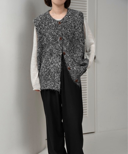 lawgy（ラウジー）の「fluffy mix wood like button knit vest / フラッフィーミックスウッドライクボタンニットベスト（ベスト・レディース・ブラック/グレー/ブラウン/ベージュ・FREE）」の14枚目の写真