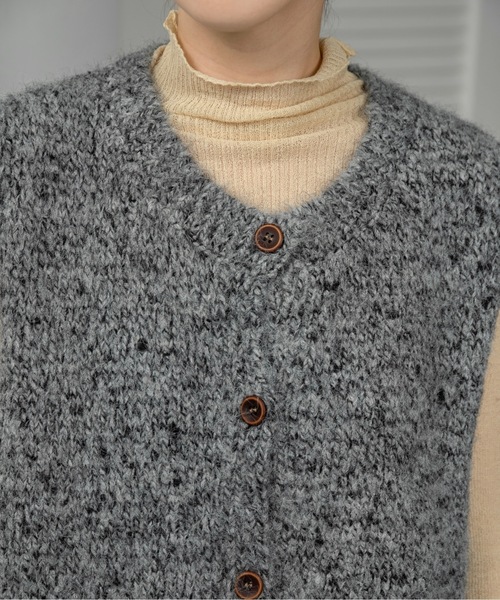 lawgy（ラウジー）の「fluffy mix wood like button knit vest / フラッフィーミックスウッドライクボタンニットベスト（ベスト・レディース・ブラック/グレー/ブラウン/ベージュ・FREE）」の12枚目の写真
