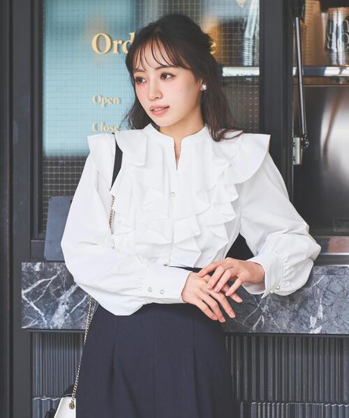 SWINGLE(スウィングル)の「パールボタン付フリルブラウス(シャツ/ブラウス・レディース・ブラック/オフホワイト/ベージュ・FREE)」の2枚目の写真