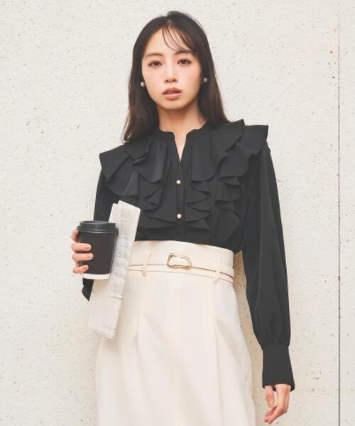 SWINGLE(スウィングル)の「パールボタン付フリルブラウス(シャツ/ブラウス・レディース・ブラック/オフホワイト/ベージュ・FREE)」の3枚目の写真