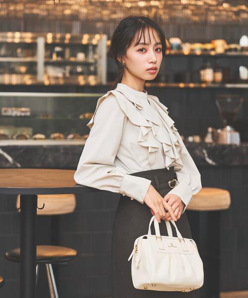 SWINGLE(スウィングル)の「パールボタン付フリルブラウス(シャツ/ブラウス・レディース・ブラック/オフホワイト/ベージュ・FREE)」の6枚目の写真