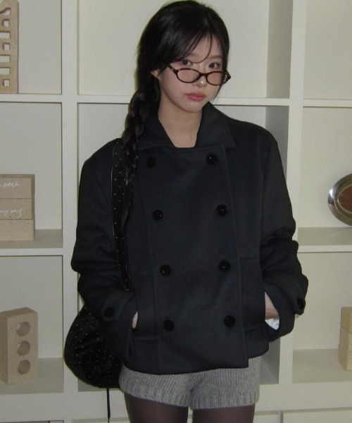 semplice（センプリチェ）の「ダブルブレストショートコート（その他アウター・レディース・ブラック/オフホワイト/グレー/ダークグレー・F）」の3枚目の写真