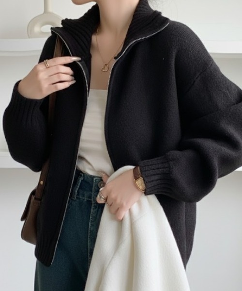Maison Calme(メゾンカルム)の「ルーズシルエットダブルジップスタンドネックニットカーディガン 春ニット(ニット/セーター・レディース・ベージュ/ネイビー/ホワイト/ブラウン/ブラック・F)」の2枚目の写真