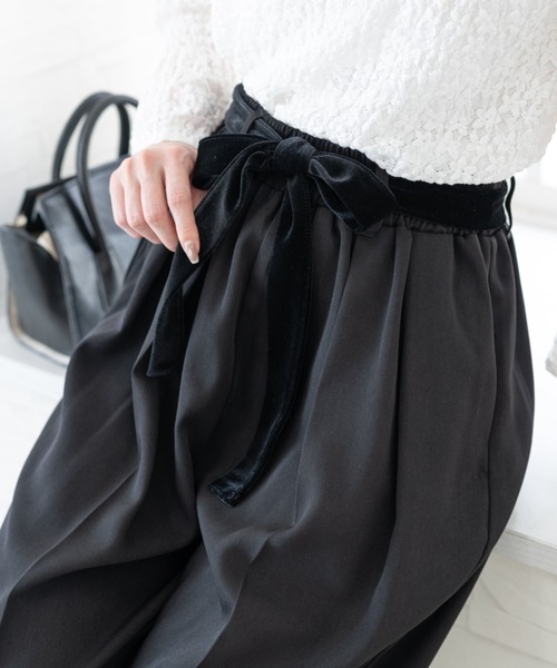 Neige(ネージュ)の「ベロアリボンベルトパンツ(スラックス・レディース・ブラック/グレイッシュベージュ・ONE SIZE)」の18枚目の写真