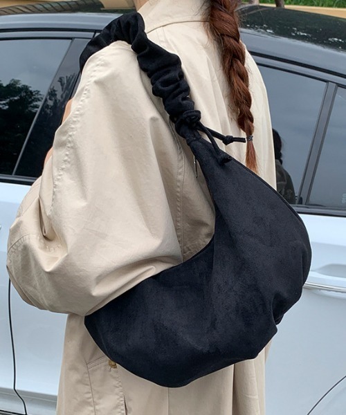 Teem Store(チームストア)の「スエードシャーリングギャザーハーフムーンバッグ(ショルダーバッグ・レディース・ダークブラウン/ホワイト/ブラック/キャメル・F)」の19枚目の写真