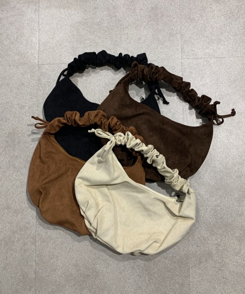 Teem Store(チームストア)の「スエードシャーリングギャザーハーフムーンバッグ(ショルダーバッグ・レディース・ダークブラウン/ホワイト/ブラック/キャメル・F)」の6枚目の写真