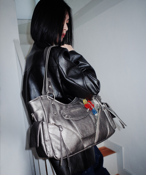 IUGAMAKARAS(イウガマカラス)の「Studded Leather Shoulder Bag (Silver)(ショルダーバッグ・レディース・その他・FREE)」の19枚目の写真