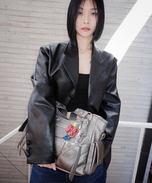 IUGAMAKARAS(イウガマカラス)の「Studded Leather Shoulder Bag (Silver)(ショルダーバッグ・レディース・その他・FREE)」の20枚目の写真