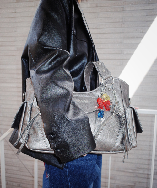 IUGAMAKARAS(イウガマカラス)の「Studded Leather Shoulder Bag (Silver)(ショルダーバッグ・レディース・その他・FREE)」の21枚目の写真