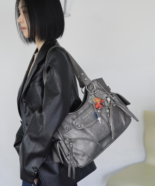 IUGAMAKARAS(イウガマカラス)の「Studded Leather Shoulder Bag (Silver)(ショルダーバッグ・レディース・その他・FREE)」の14枚目の写真