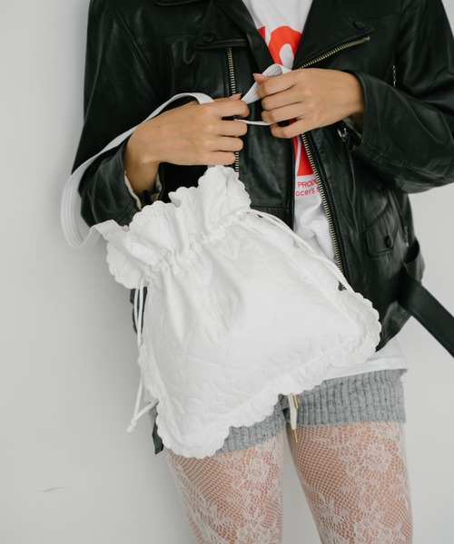 THEATRE PRODUCTS(シアタープロダクツ)の「キルティングエンブロイダリーショルダーバッグ(ショルダーバッグ・レディース・ホワイト/ブラック・FREE)」の1枚目の写真