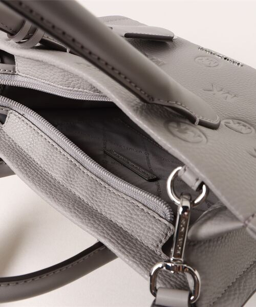 MICHAEL KORS(マイケルコース)の「MIRELLA SM SHOPPER TZ XBODY クロスボディ(ショルダーバッグ・レディース・グレー系・FREE)」の4枚目の写真