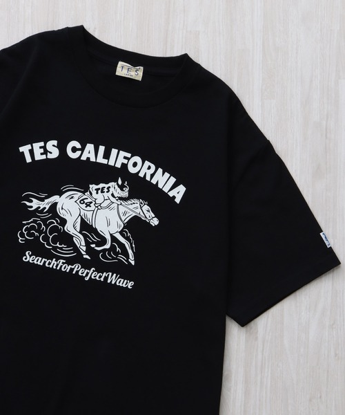 The Endless Summer(エンドレスサマー)の「TES 2026 HORSE RIDE FLOCKY T-SHIRT / Tシャツ(Tシャツ/カットソー・メンズ・ネイビー/ホワイト/ブラック/アイボリー・SMALL/MEDIUM/LARGE/X-LARGE/XX-LARGE)」の2枚目の写真